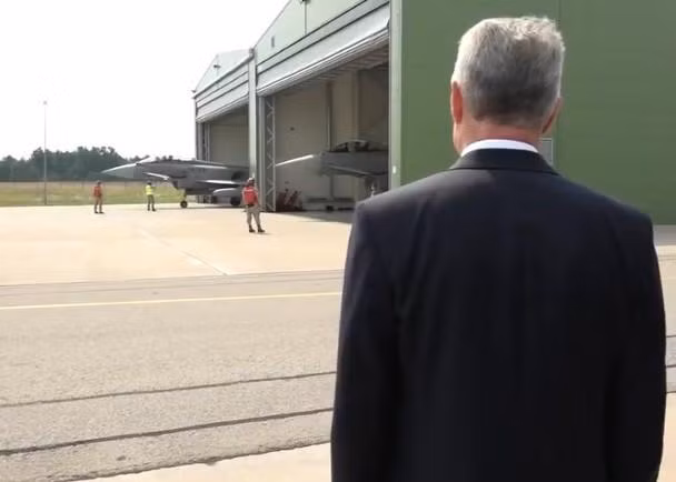 Tổng thống Litva Nauseda xem các máy bay chiến đấu Tây Ban Nha ra khỏi nhà chứa để xuất kích (Ảnh: Đông Phương).