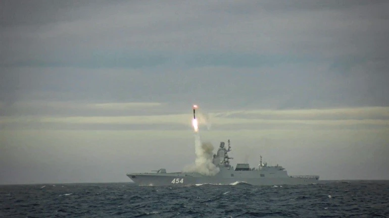 Nga phóng thử tên lửa Zircon từ tàu chiến trên biển Barents (Ảnh: Aljazeera).