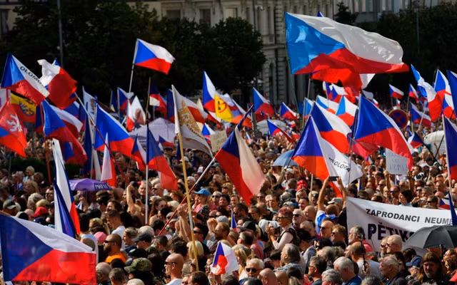 Biểu tình chống chính phủ quy mô lớn ở Cộng hòa Séc có nguy cơ lan sang các nước EU khác (Ảnh: QQ).