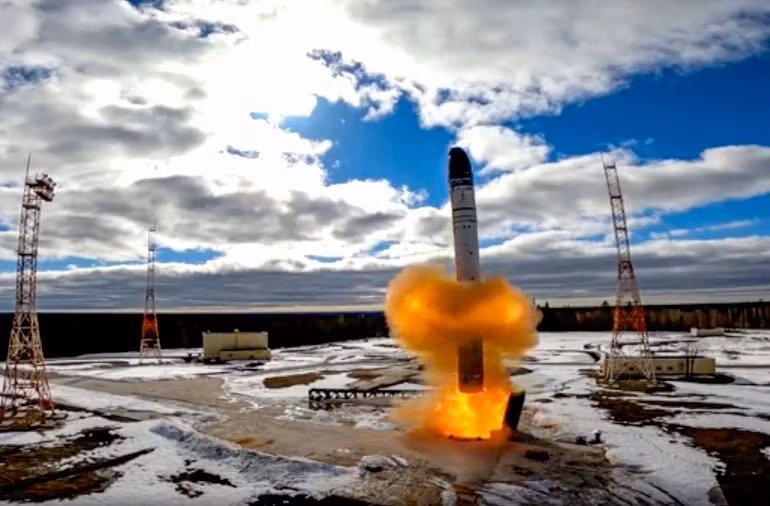 Tháng 4/2022, Nga phóng thử tên lửa Sarmat từ bãi phóng vệ tinh gần Arkhangelsk (Ảnh: Aljazeera). Tháng 4/2022, Nga phóng thử tên lửa Sarmat từ bãi phóng vệ tinh gần Arkhangelsk (Ảnh: Aljazeera).