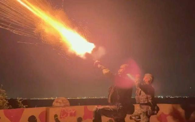 Binh sĩ phòng thủ Kim Môn bắn đạn tín hiệu xua đuổi UAV (Ảnh: UDN).