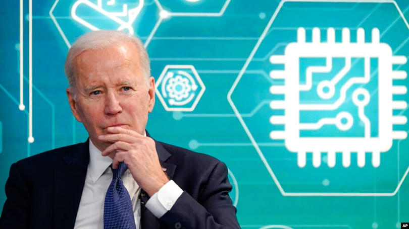 Ông Joe Biden ký ban hành Luật Chip là nhằm vào Trung Quốc (Ảnh: AP). Ông Joe Biden ký ban hành Luật Chip là nhằm vào Trung Quốc (Ảnh: AP).