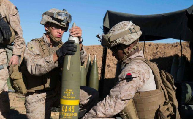 Thao tác lắp đạn M982 Excalibur (Ảnh: Toutiao).