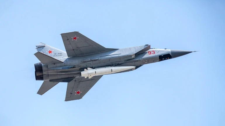 Tiêm kích MiG-31 mang tên lửa siêu thanh Kinjal (Ảnh: Aljazeera).