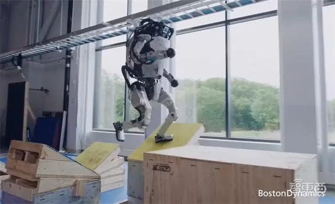 Robot Atlas của Boston Dynamics (Ảnh: Creaders).