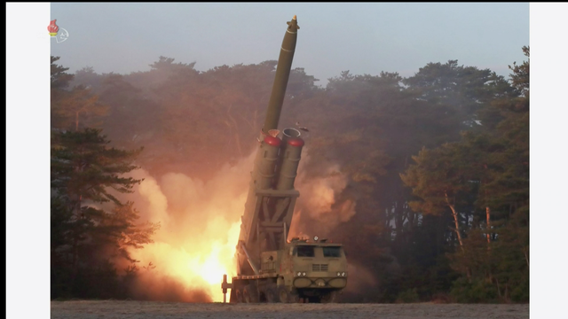 Mấy năm gần đây, Triều Tiên thường xuyên thử nghiệm các dàn pháo phản lực cỡ nòng lớn (Ảnh: QQ).