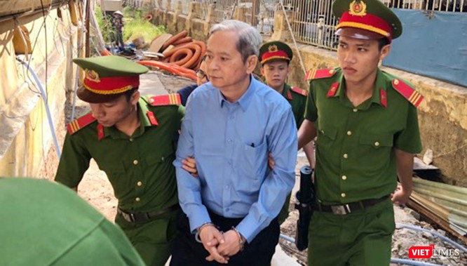 Ông Nguyễn Hữu Tín được dẫn giải rời tòa về trại giam sau khi bị tuyên phạt 7 năm tù giam. Ảnh:GVT.