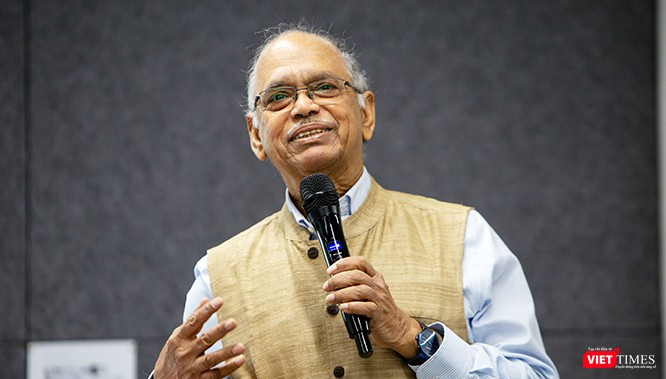 Giáo sư Nayan Chanda tại TP.HCM, tháng 10/2019, trong một buổi trò chuyện về vai trò của Trung Quốc đối với chế độ Khmer Đỏ và tham vọng hiện nay của Bắc Kinh đối với Biển Đông. Ảnh: Nguyễn Luân.