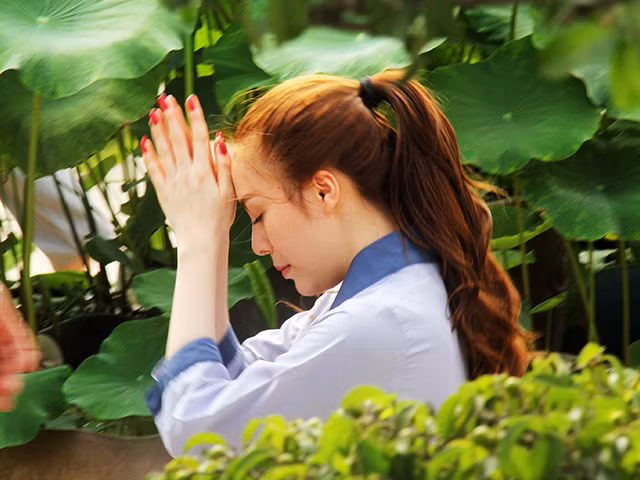 Người dân TP.HCM đi chùa cầu an đầu năm mowisi cho gia đình vào sáng mùng Một tết Kỷ Hợi.