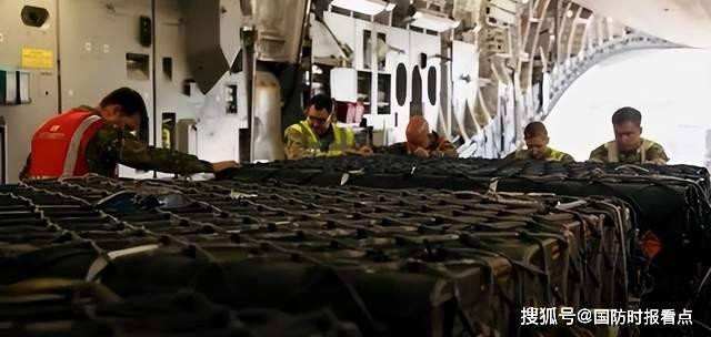 Ảnh trích video do Bộ Quốc phòng Anh công bố: các tên lửa Bimstone-2 được chuyển lên máy bay đưa tới Ukraine (Ảnh: Sohu).