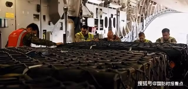 Ảnh trích video do Bộ Quốc phòng Anh công bố: các tên lửa Bimstone-2 được chuyển lên máy bay đưa tới Ukraine (Ảnh: Sohu). Ảnh trích video do Bộ Quốc phòng Anh công bố: các tên lửa Bimstone-2 được chuyển lên máy bay đưa tới Ukraine (Ảnh: Sohu).