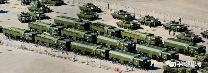 Lữ đoàn tên lửa trong đội hình quân đoàn lục quân Nga (Ảnh: Zhihu). Lữ đoàn tên lửa trong đội hình quân đoàn lục quân Nga (Ảnh: Zhihu).