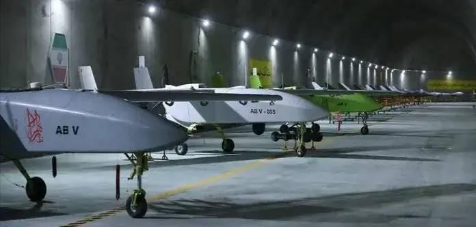Các UAV Mohajer-6 của Iran cất giữ dưới nhà kho ngầm (Ảnh: Sohu).