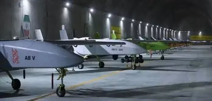 Các UAV Mohajer-6 của Iran cất giữ dưới nhà kho ngầm (Ảnh: Sohu).