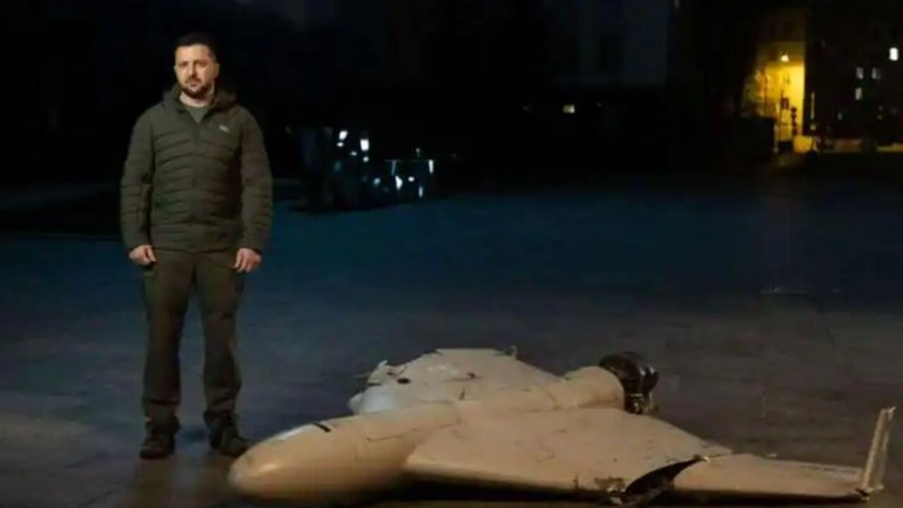 Tổng thống Ukraine Zelensky và một chiếc UAV bị rơi (Ảnh: RFI).