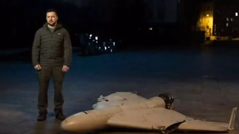 Tổng thống Ukraine Zelensky và một chiếc UAV bị rơi (Ảnh: RFI).