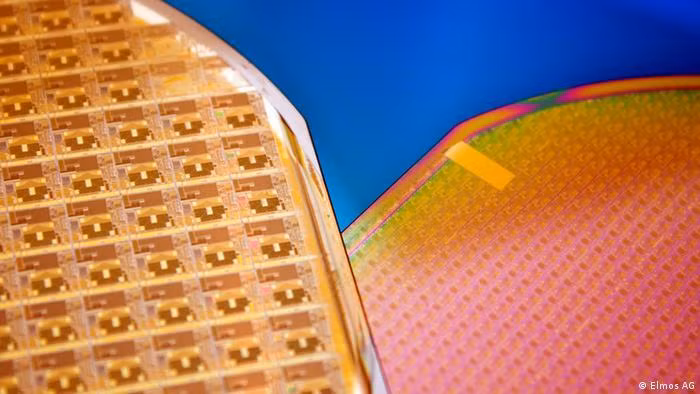 Sản phẩm tấm wafer do Nhà máy Elmos chế tạo (Ảnh: Deutsche Welle).