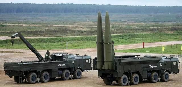 Xe phóng tên lửa Iskander-M và xe nạp đạn (Ảnh: Sina). Xe phóng tên lửa Iskander-M và xe nạp đạn (Ảnh: Sina).