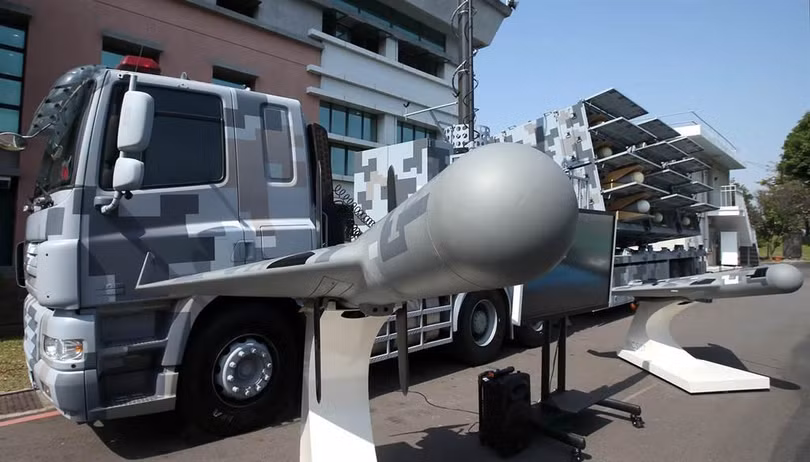 Máy bay không người lái tự sát chống bức xạ Jianxiang và xe phóng được Đài Loan trưng bày hôm 15/11 (Ảnh: Chinatimes).