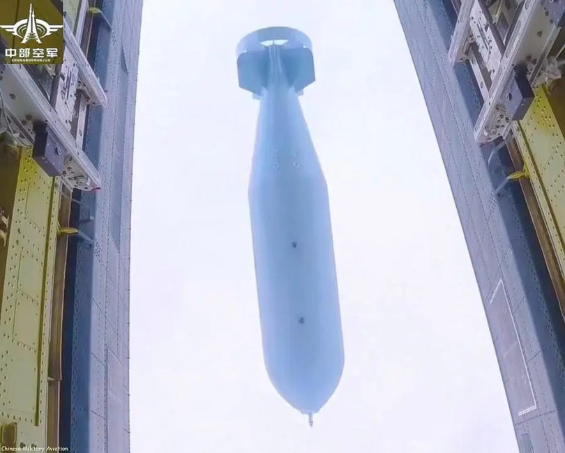Bom MOAB Trung Quốc rời khỏi khoang vũ khí chiếc H-6K (Ảnh: QQ). Bom MOAB Trung Quốc rời khỏi khoang vũ khí chiếc H-6K (Ảnh: QQ).
