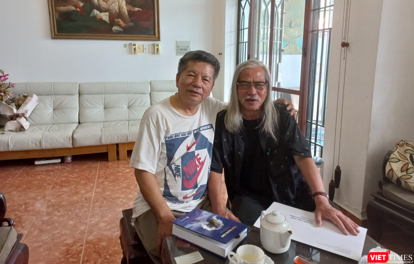 Nhà thơ Trần Mạnh Hảo (trái) và tác giả Xuân Ba