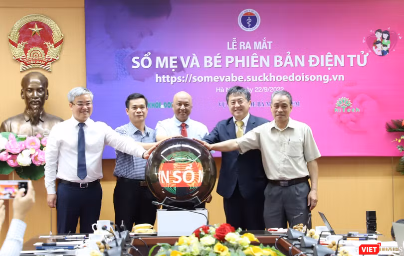 Thứ trưởng Bộ Y tế Nguyễn Trường Sơn (người đứng giữa) cùng các đại biểu bấm nút ra mắt Sổ Mẹ và bé phiên bản điện tử