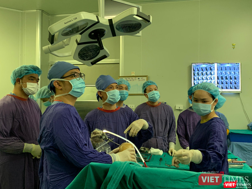 PGS.TS. Nguyễn Mạnh Khánh – Phó Giám đốc BV Việt Đức – thực hiện thành công ca mổ khớp gối cho cụ bà 100 tuổi PGS.TS. Nguyễn Mạnh Khánh – Phó Giám đốc BV Việt Đức – thực hiện thành công ca mổ khớp gối cho cụ bà 100 tuổi