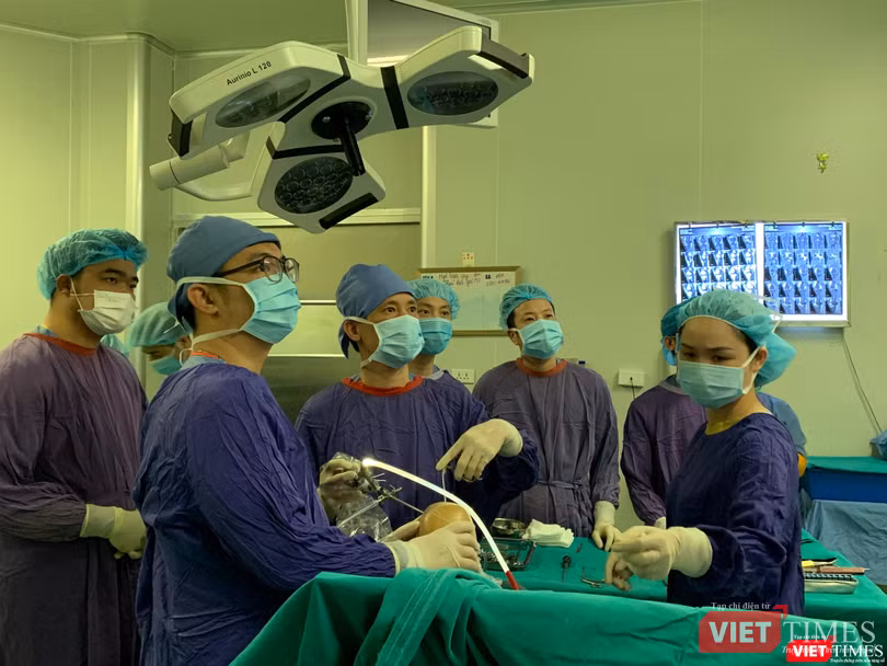 PGS.TS. Nguyễn Mạnh Khánh – Phó Giám đốc BV Việt Đức – thực hiện thành công ca mổ khớp gối cho cụ bà 100 tuổi