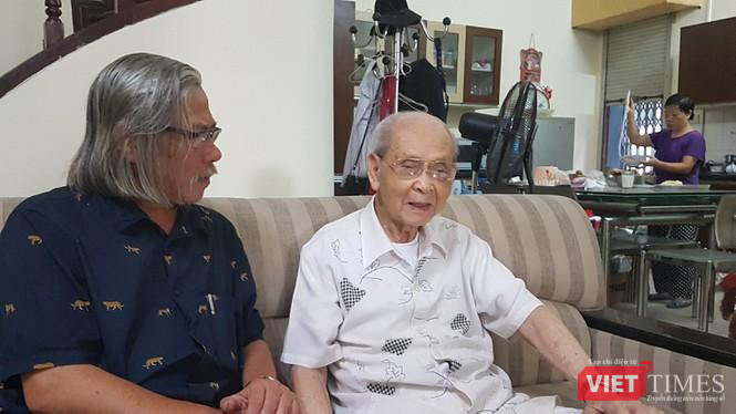 Cụ Bùi Nghĩa (bên phải) và tác giả Xuân Ba (năm 2019)