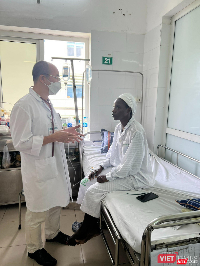 BV Bạch Mai gặp rất nhiều khó khăn, nhưng các thầy thuốc vẫn cố gắng chăm sóc, điều trị tốt nhất cho bệnh nhân (ảnh: Đỗ Hằng) BV Bạch Mai gặp rất nhiều khó khăn, nhưng các thầy thuốc vẫn cố gắng chăm sóc, điều trị tốt nhất cho bệnh nhân (ảnh: Đỗ Hằng)