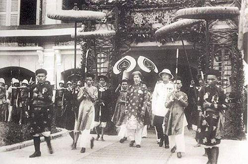 Vua Bảo Đại quyết định thoái vị, trở thành vị vua cuối cùng của triều Nguyễn