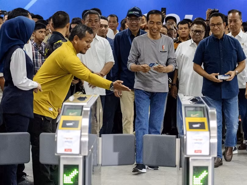 Tổng thống Widodo đến thị sát công trình tàu điện ngầm đầu tiên ở Indonesia do Nhật giúp xây dựng.