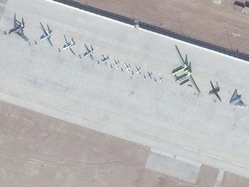 Ảnh vệ tinh cho thấy dãy các máy bay không người lái của Trung Quốc xếp hàng trên đường băng căn cứ Malan ở Tân Cương. Ảnh: Đa Chiều