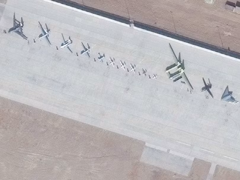 Ảnh vệ tinh cho thấy dãy các máy bay không người lái của Trung Quốc xếp hàng trên đường băng căn cứ Malan ở Tân Cương. Ảnh: Đa Chiều