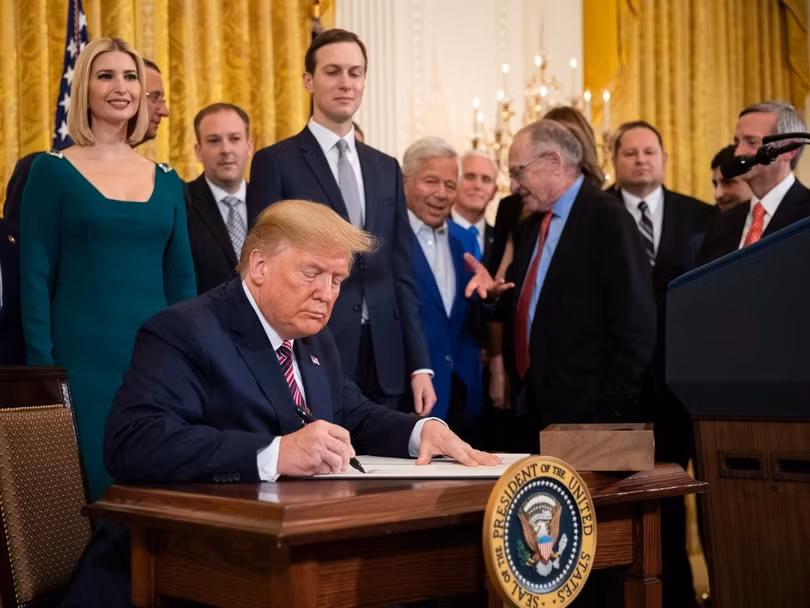 Tổng thống Donald Trump đã ký Hiệp định thương mại Mỹ - Trung giai đoạn đầu. Ảnh: AP/Đa Chiều.