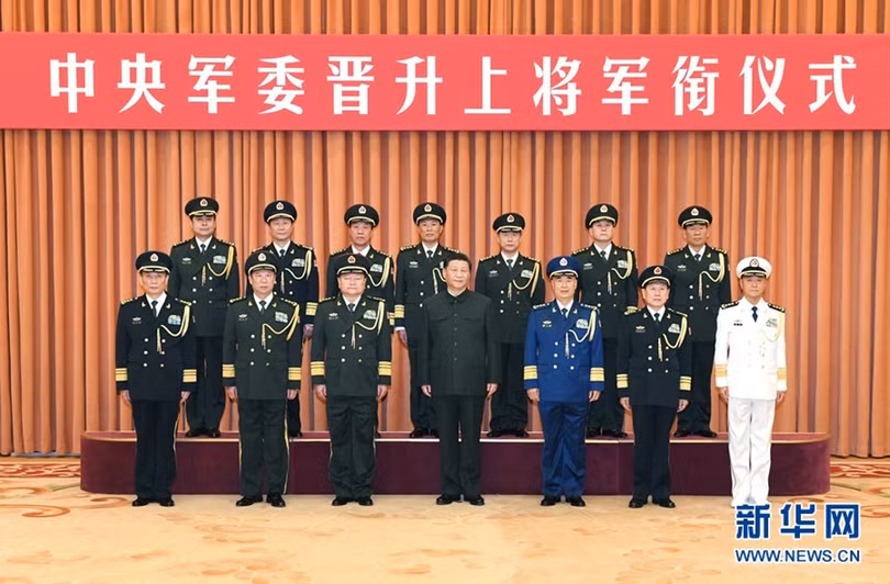 Ông Tập Cận Bình và các lãnh đạo Quân ủy cùng 7 Thượng tướng được thăng cấp hôm 12/12.Ảnh: Tân Hoa xã.