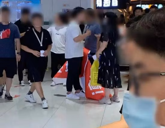 Nữ nhân viên bị hại làm băng rôn tố cáo hành vi đồi bại của cấp trên ngay tại công ty. Ảnh: Sina