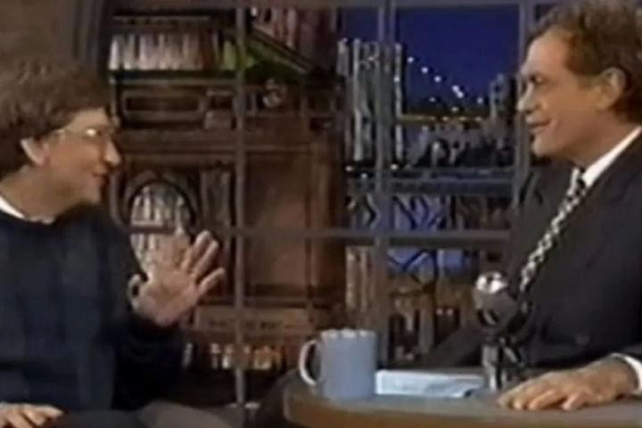Năm 1995, Bill Gates trả lời "Internet là gì" trên chương trình Late Show with David Letterman.