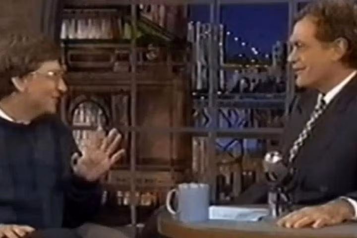 Năm 1995, Bill Gates trả lời "Internet là gì" trên chương trình Late Show with David Letterman.