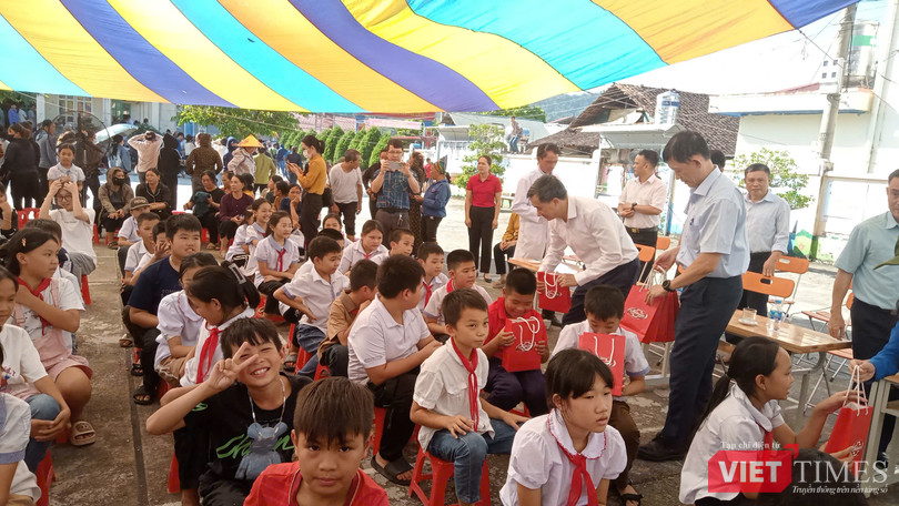 VT - Thứ trưởng Bộ Y tế Trần Văn Thuấn thăm và tặng quà cho các cháu nhỏ tại 2 xã Cao Thượng, Khang Ninh, huyện Ba Bể, tỉnh Bắc Kạn 2.jpg