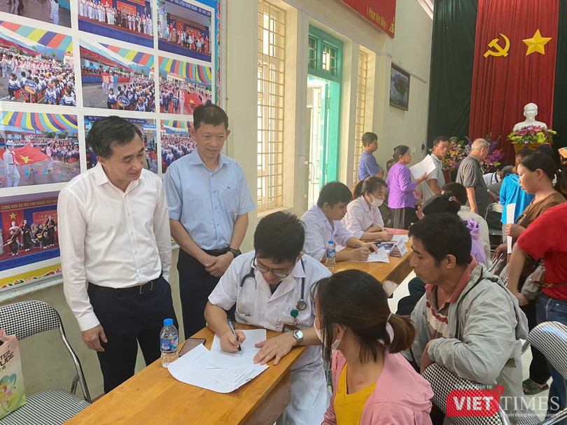 VT - Thứ trưởng Bộ Y tế Trần Văn Thuấn tặng quà, động viên người dân đến thăm khám tại chương trình..jpg