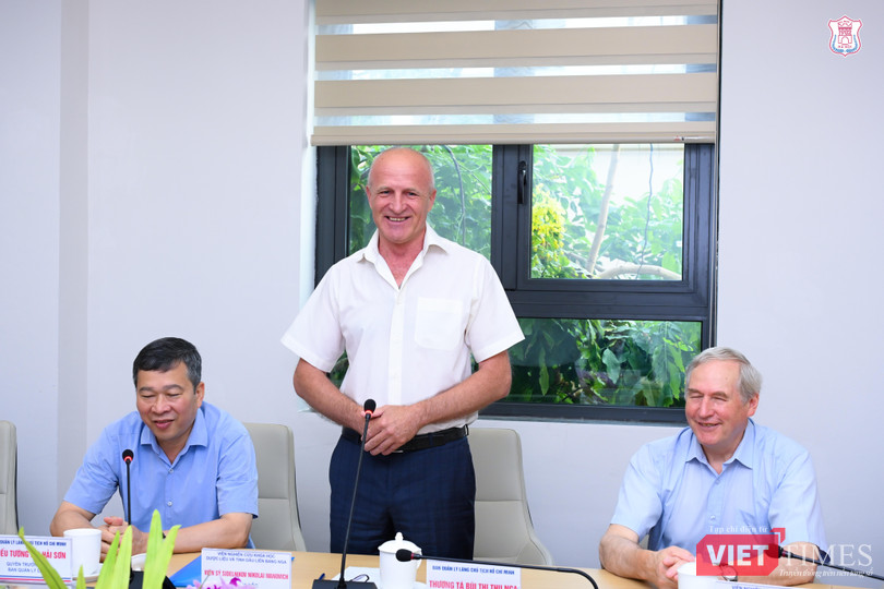 Viện sĩ Viện Hàn lâm khoa học Liên Bang Nga N.I. Sidelnikov - Giám đốc FSBSI VILAR - quan tâm đến nội dung hợp tác giữa ba bên trong đào tạo, nghiên cứu khoa học và công nghệ về dược liệu, tinh dầu phục vụ chăm sóc sức khoẻ của người dân. Viện sĩ Viện Hàn lâm khoa học Liên Bang Nga N.I. Sidelnikov - Giám đốc FSBSI VILAR - quan tâm đến nội dung hợp tác giữa ba bên trong đào tạo, nghiên cứu khoa học và công nghệ về dược liệu, tinh dầu phục vụ chăm sóc sức khoẻ của người dân.