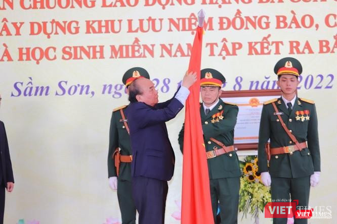 Chủ tịch nước Nguyễn Xuân Phúc trao Huân chương Lao động hạng 3 cho TP Sầm Sơn