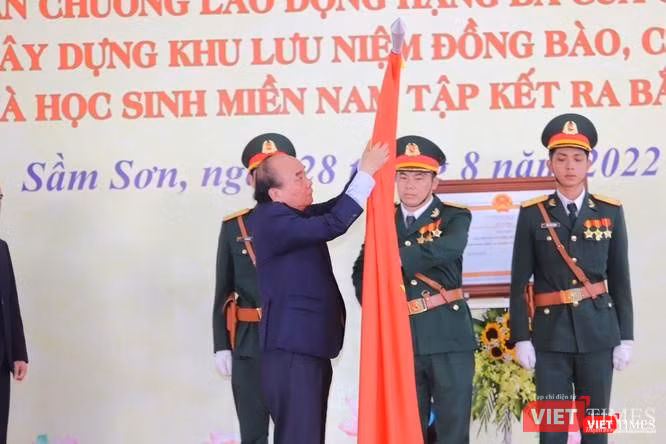 Chủ tịch nước Nguyễn Xuân Phúc trao Huân chương Lao động hạng 3 cho TP Sầm Sơn Chủ tịch nước Nguyễn Xuân Phúc trao Huân chương Lao động hạng 3 cho TP Sầm Sơn