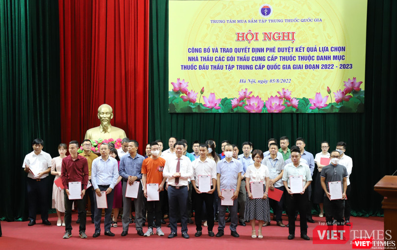 Ông Lê Thanh Dũng – Giám đốc Trung tâm Mua sắm tập trung thuốc Quốc gia Bộ Y tế - trao quyết định cho các đơn vị trúng thầu thuốc Ông Lê Thanh Dũng – Giám đốc Trung tâm Mua sắm tập trung thuốc Quốc gia Bộ Y tế - trao quyết định cho các đơn vị trúng thầu thuốc