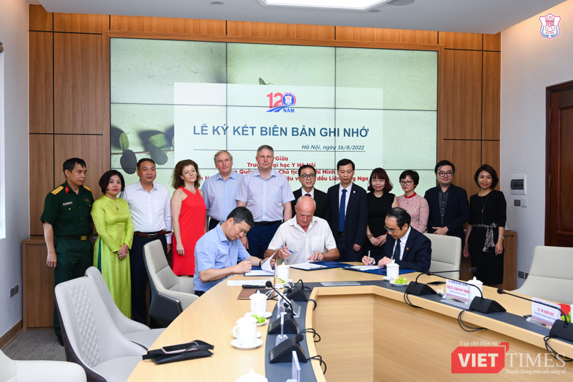 Ký kết hợp tác trong đào tạo và nghiên cứu khoa học giữa ba bên Ký kết hợp tác trong đào tạo và nghiên cứu khoa học giữa ba bên