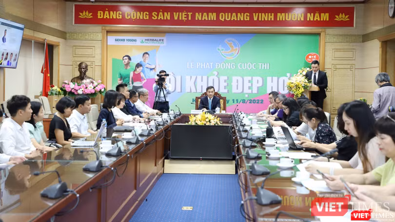 Thứ trưởng Bộ Y tế Trần Văn Thuấn – Trưởng Ban Chỉ đạo cuộc thi - chủ trì lễ phát động