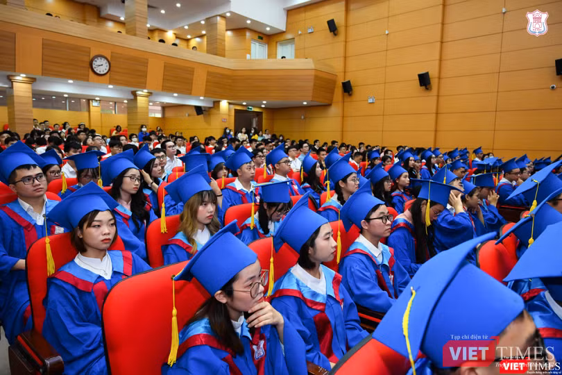 Các tân bác sĩ và cử nhân y khoa dự lễ trao bằng tốt nghiệp