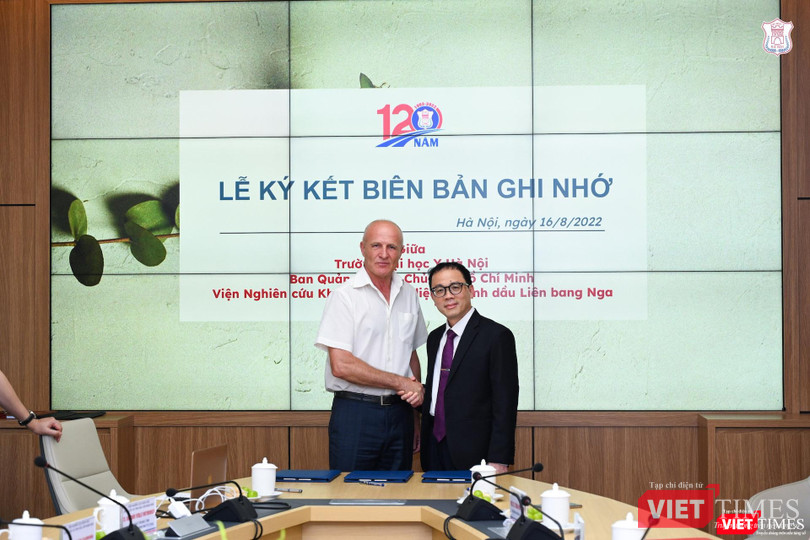 Viện sĩ Viện Hàn lâm khoa học Liên Bang Nga N.I. Sidelnikov - Giám đốc FSBSI VILAR - vui mừng được gặp lại GS.TS Tạ Thành Văn - Chủ tịch Hội đồng Trường Đại học Y Hà Nội - và hợp tác ký kết với Trường Viện sĩ Viện Hàn lâm khoa học Liên Bang Nga N.I. Sidelnikov - Giám đốc FSBSI VILAR - vui mừng được gặp lại GS.TS Tạ Thành Văn - Chủ tịch Hội đồng Trường Đại học Y Hà Nội - và hợp tác ký kết với Trường