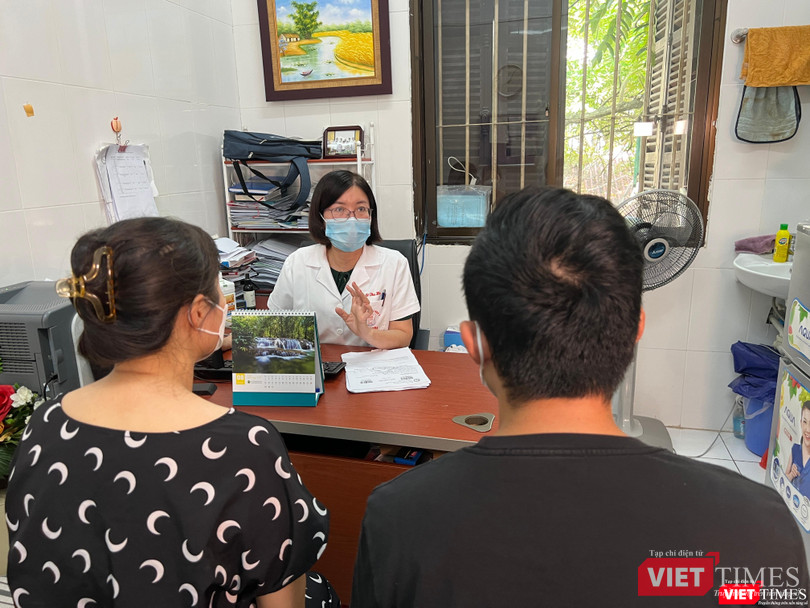 TS. BS. Lê Thị Thu Hà - Trưởng phòng Điều trị Nghiện chất Viện Sức khoẻ Tâm thần BV Bạch Mai - khám và tư vấn cho bệnh nhân rối loạn tâm thần do dùng ma túy